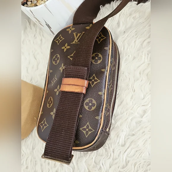 Authentic Louis Vuitton Gange Bumbag Monogram Canvas - Picture 15 of 16